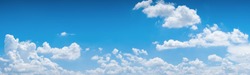 Arrière-plan Ciel Bleu Avec De Minuscules Nuages. Panorama