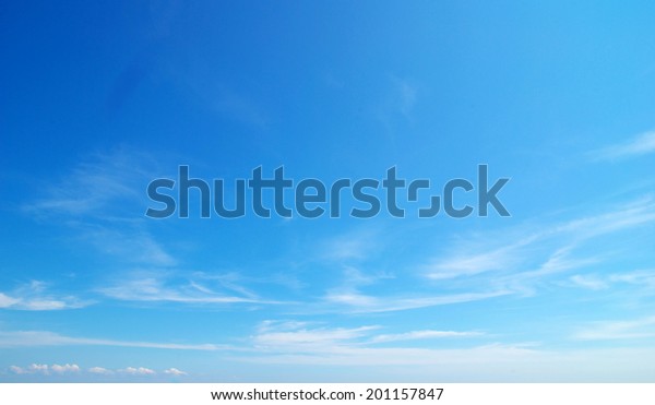 小さな雲のある青い空の背景 の写真素材 今すぐ編集