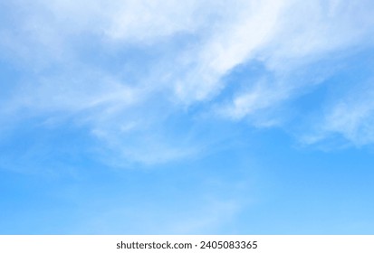 cielo azul nubes blancas