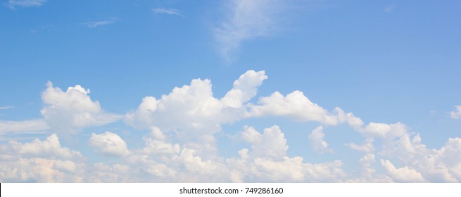 blauer Himmel mit Wolke, Nahaufnahme