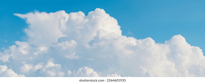 Cielo azul con algunas nubes. El cielo es muy brillante y las nubes están dispersas. Hermosa nube en el cielo azul. Nubes blancas en el cielo.