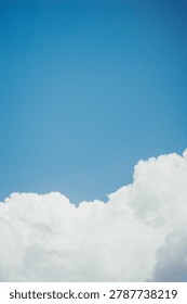 Blue sky with fluffly cloud