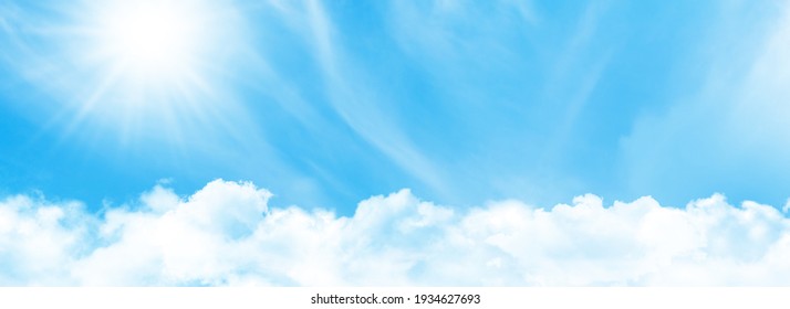 Blauer Himmel mit hellen Wolken und heller Sonne. breiter Sommerhimmelhintergrund