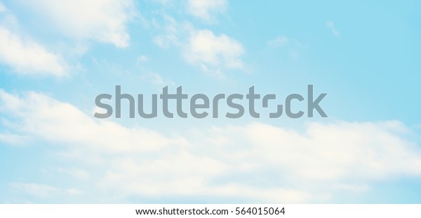 柔軟的白雲中的藍天 自然雲景背景 質感 寬水平壁紙與複製空間庫存照片 立刻編輯