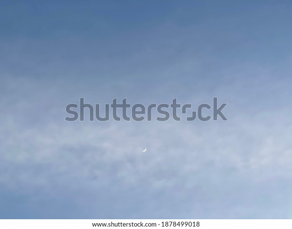Blue sky with white center\
small