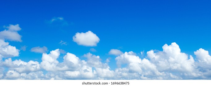 Blauer Himmel mit weißen Wolken