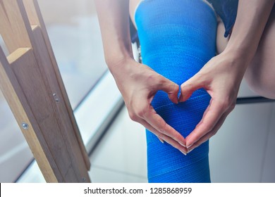 Blue Splint Knee. Bandaged Leg Cast And Toes After A Running Injury Accident.Young Woman In Blue Plaster Cast. Cropped Shot Of A Girl Holding Her Leg In Pain. Shin Splints.