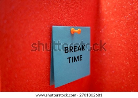 Blue sticky note with text “Break Time” on a red background symbolizing relaxation,work-life balance concept.