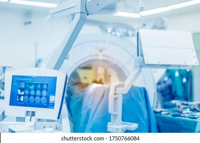 Blauer Ton Farbe des modernen Operationssaals mit fortschrittlicher medizinischer Technologie. Intra-operative Computertomographie für komplizierte Wirbelsäulenchirurgie mit Hochlicht.