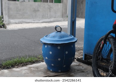 Un cubo basura azul