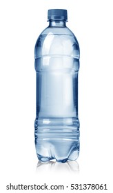 синие бутылки с водой, изолированные на белом фоне