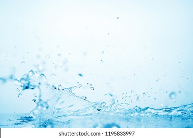 blauer Wassersplash auf weißem Hintergrund für abstraktes Wasserkonzept