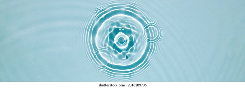 Blaue Wasserstruktur, blaue Minzwasser-Oberfläche mit Ringen und Ringen. Spa-Konzept, Hintergrund. Flat lay, Kopienraum.