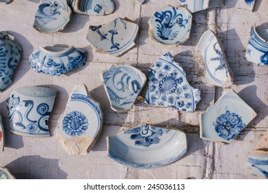 Blue and white porcelain pieces, pieces of antique porcelain is very expensive.