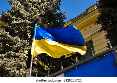 blue and yellow Ukrainian flag near building 
