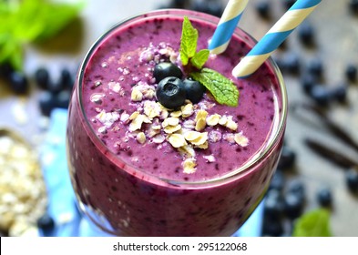 Blueberry And Banana Smoothie With Oats.