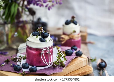 Blueberry Panna Cotta décorée de crème et de baies fraîches
