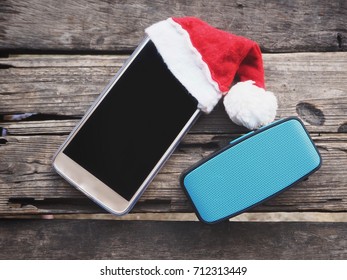 Bluetooth Speaker With Smart Phone And Christmas Hat