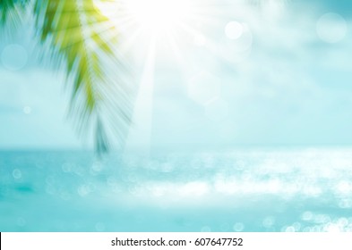 Làm mờ thiên nhiên đẹp lá cọ xanh trên bãi biển nhiệt đới với nền trừu tượng sóng ánh sáng mặt trời bokeh. Sao chép không gian của kỳ nghỉ hè và khái niệm du lịch kinh doanh. Vintage giai điệu bộ lọc hiệu ứng màu phong cách