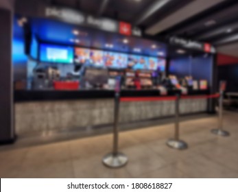 Blur Lens, a popular fried chicken sales counter that waits for customers to come and buy without people
