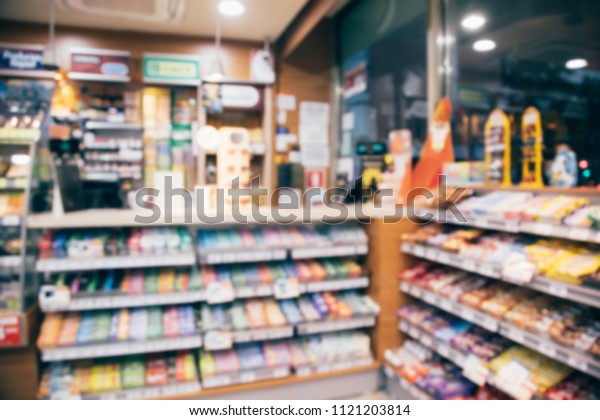 スーパーのカウンターレジの店頭棚に スナックや消費財のぼかした写真の背景 ミニマートのコンビニは 都会の人々のコンセプトの新しい代替品です の写真素材 今すぐ編集