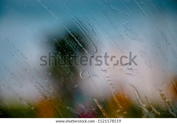 Blured rain in the car\'s\
windshield 
