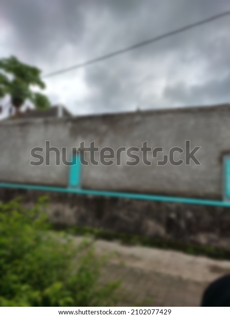 blurred\
background dividing wall between\
houses