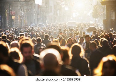 Una multitud borrosa e irreconocible en la calle