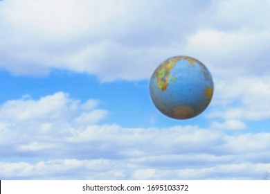 Unscharfe Globe am blauen Himmel, Wolken, Globus, Hintergrund, unscharf