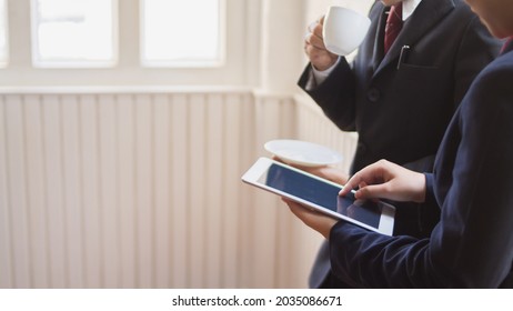 Blurred Image, Businessman Is Talking To An Investment Advisor To Plan A Real Estate Investment And Discuss The Budget To Borrow From A Financial Institution To Keep The Business Running Smoothly.