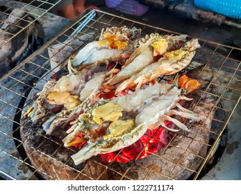 Blurred Photo Of Cooking Fresh Giant River Prawn Or Macrobrachium Rosenbergii Outdoor Grill Rack & Topper