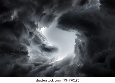 Unscharfes Tunnelfoto in den dunklen und dramatischen Wolken