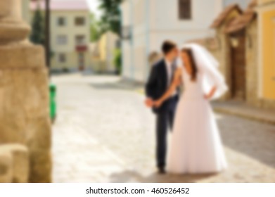 photo floue d'un couple de mariés