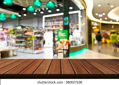 Blurred shopping mall : Book store and gift shop
