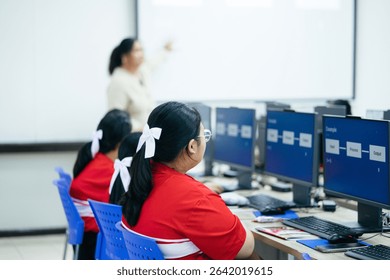 Estudiante borroso estudia en