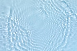 Texture Superficiale Dell'acqua Calma Trasparente Di Colore Blu Trasparente Sfocato Con Schizzi E Bolle. Sfondo Di Natura Astratta Alla Moda. Onde D'acqua Alla Luce Solare.
