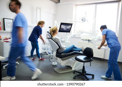 Unscharfe Sicht auf Zahnärzte und Frau in der Zahnarztklinik