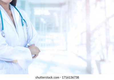 Abstraktes, unscharfes Konzept des weißen Arztbüros Hintergrund für unscharfes Leerraum Grau der modernen Krankenhausklinik Apotheke, hellsauberer Inneneinzelhandel, blauer Glasfensterbau
