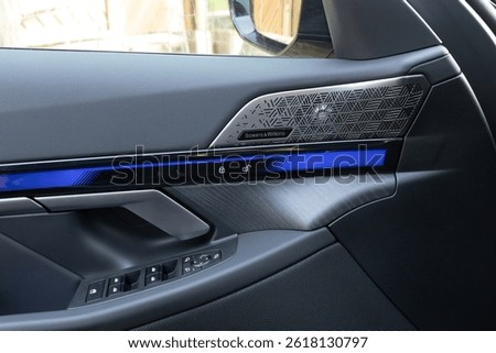 BMW 550 e plug-in hybrid door, rearview mirror with Bowers and Wilkins speakers