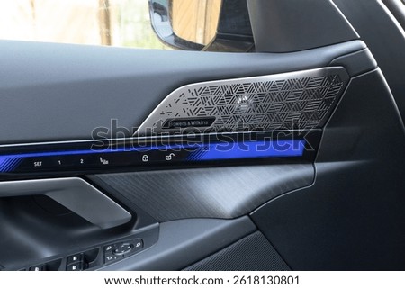 BMW 550 e plug-in hybrid door, rearview mirror with Bowers and Wilkins speakers