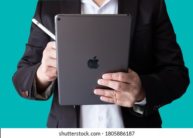 Bnagkok,Thailand,  Circa 2020, The Businessman Or Student In A Suit Holding A Tablet In Hands. Apple IPad Air, The Most Advanced Digital Tablet In Part Of The IPad Line. Developed By Apple Inc.