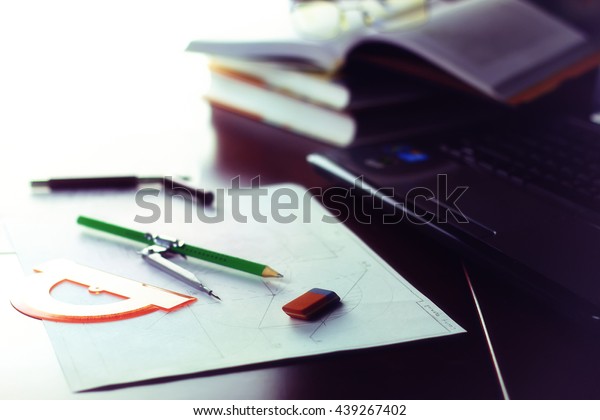 board table pencil\
divider