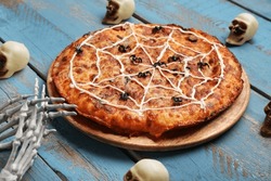 Carte Avec Pizza Savoureuse Et Décorations Pour La Fête D'Halloween Sur Fond Bleu Bois