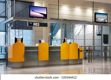 Boarding Gate At An Airport (see Also Duo-tone ID 89790271)