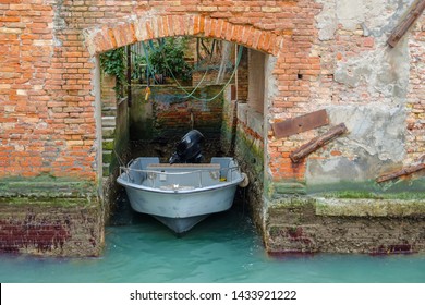 Imagenes Fotos De Stock Y Vectores Sobre Old House Garage