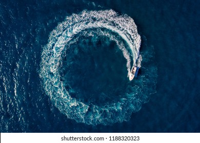 Лодка петля на море