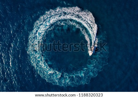 Boat Loop on the sea