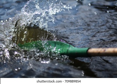 boat oar in the water and splashing water