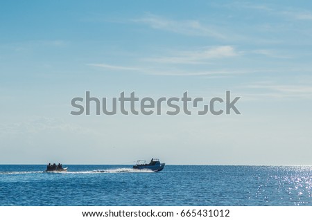 The boat rolls, pulls a banana ride AO sea