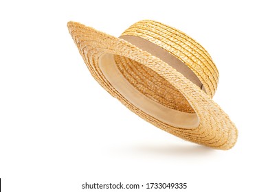 Sombrero de paja de agua volando aislado en estudio. Concepto de accesorios de ropa de moda y vacaciones en la playa